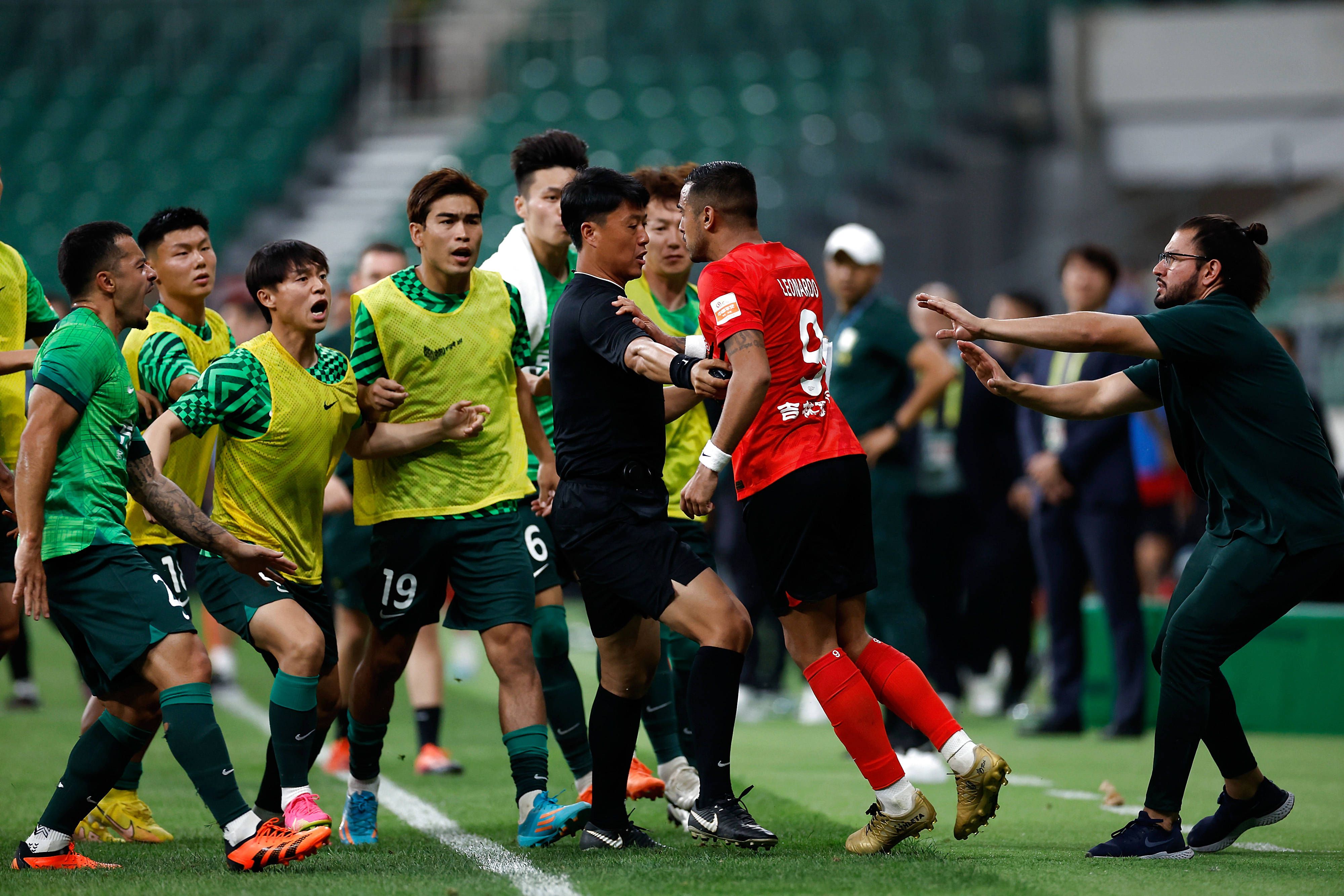 欧联-勒沃库森2-0赫根5战全胜锁头名 药厂各赛事豪取14连胜北京时间12月1日凌晨4时，欧联杯H组第5轮，勒沃库森客场对阵赫根。